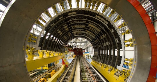 Porto industriale con attività di carico merci pesanti